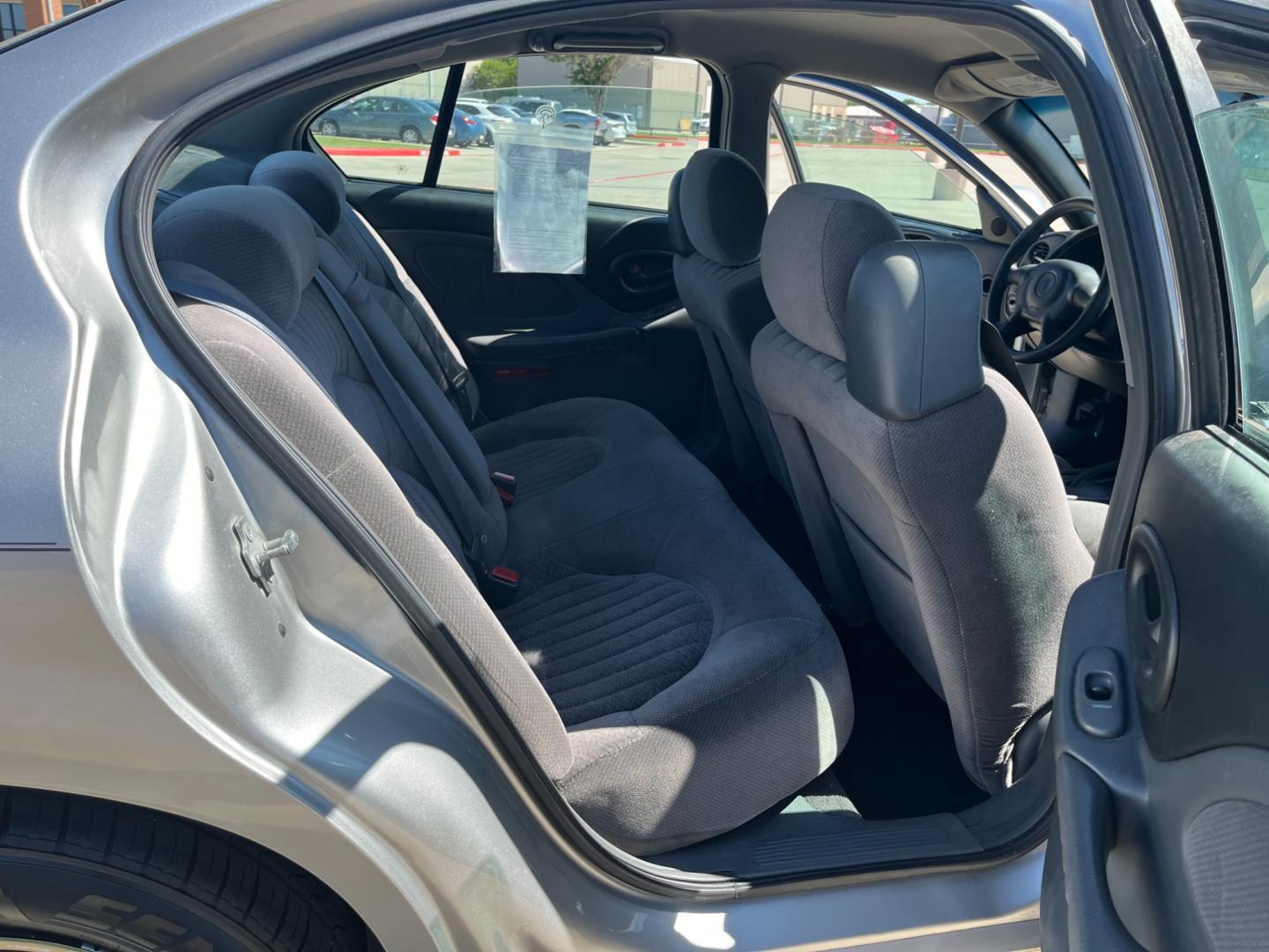 2005 SILVER /gray Pontiac Bonneville SE (1G2HX52K45U) with an 3.8L V6 OHV 12V engine, 4-Speed Automatic Overdrive transmission, located at 14700 Tomball Parkway 249, Houston, TX, 77086, (281) 444-2200, 29.928619, -95.504074 - Photo#12